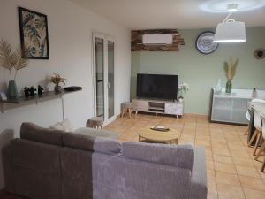 Μια τηλεόραση ή/και κέντρο ψυχαγωγίας στο Maison individuelle 90m2 avec véranda et piscine