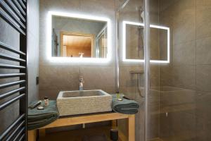 un baño con lavabo y espejo en Odalys Chalet Le Lynx, en Les Deux Alpes 13 fotos más