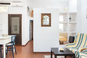 ein Wohnzimmer mit Sofa und Tisch in der Unterkunft LOFT IN VaLLEY RODALQUILAR in Rodalquilar