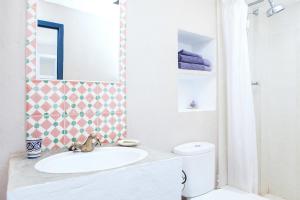 ein weißes Badezimmer mit Waschbecken und Toilette in der Unterkunft LOFT IN VaLLEY RODALQUILAR in Rodalquilar + 15 Fotos