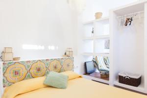 ein Schlafzimmer mit einem gelben Bett mit einem bunten Kopfteil in der Unterkunft LOFT IN VaLLEY RODALQUILAR in Rodalquilar