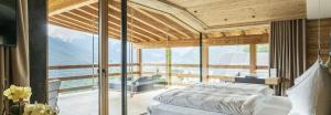 Postel nebo postele na pokoji v ubytování Hotel Albion Mountain Spa Resort Dolomites + 37 fotografií