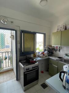 Η κουζίνα ή μικρή κουζίνα στο Ladies sharing Room beside Dubai station