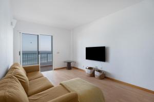 バハマルにあるBeautiful Apto Bajamarのソファと薄型テレビのあるリビングルーム