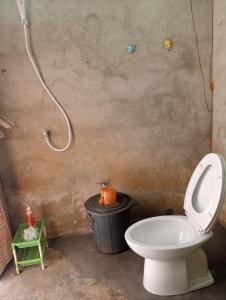 un bagno con wc e doccia di Bangkaew Camping place bangalow a Krabi town Altre 150 foto