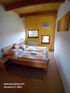 Postel nebo postele na pokoji v ubytování Apartmán Lipno A12 + 37 fotografií