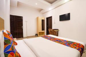 Televisyen dan/atau pusat hiburan di Hotel Prime Inn - Nr Prayagraj Railway Station