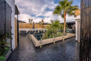 - un balcon dans un immeuble avec un palmier dans l'établissement Maison H Kasbah, à Marrakech