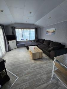Una sala de estar con un sofá y una mesa de café. en RBR 1033 - Beach Resort Kamperland, en Kamperland