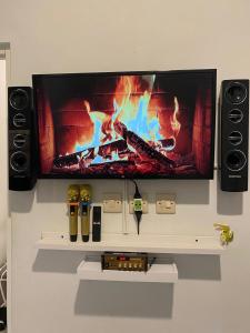 Μια τηλεόραση ή/και κέντρο ψυχαγωγίας στο Villa Modern Minimalis Panderman Hill