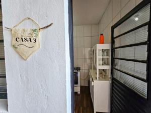 una bolsa colgada en la pared de una cocina en Casa perto do Parque dos Saltos - Brotas - Casa 3, en Brotas