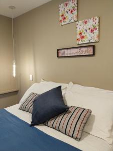 Ένα ή περισσότερα κρεβάτια σε δωμάτιο στο Comoda Suite 1619