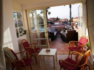 una stanza con sedie e tavolo e un soggiorno di Preciosa casa con terraza y piscina R64 by Novadesta a Gran Alacant