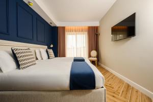Un pat sau paturi într-o cameră la XVI Suites - Adults Only