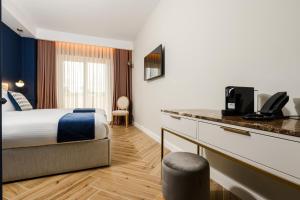 Un pat sau paturi într-o cameră la XVI Suites - Adults Only