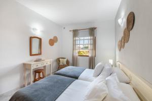 une chambre avec un lit, un bureau et une fenêtre dans l'établissement Viento de Sal, à Mazo 22 autres photos