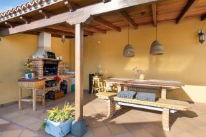 Cette chambre dispose d'une terrasse avec une table et des bancs. dans l'établissement Viento de Sal, à Mazo