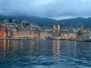 uitzicht op een stad vanuit het water 's nachts bij A casa di Leia in Borgo