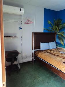 Schlafzimmer mit einem Bett, einem Schreibtisch und einem Bett in der Unterkunft Cabinas Dormi Bene in Miramar