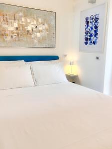 A bed or beds in a room at La Ripa Camere Vernazza - The Spinnaker Suite