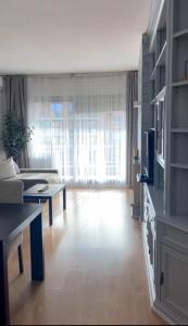 TV a/nebo společenská místnost v ubytování Family-Friendly Home in Central Barcelona 4BDR