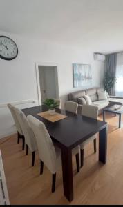 Posezení v ubytování Family-Friendly Home in Central Barcelona 4BDR