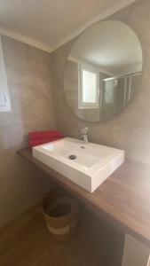 een badkamer met een witte wastafel en een spiegel bij A casa di Leia in Borgo +54 foto's