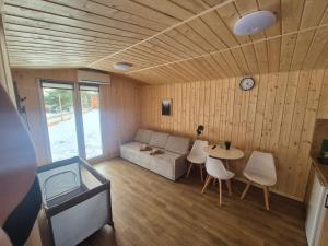 un salon avec un canapé et une table dans l'établissement Zacisze obok Suntago Park noclegi 2 3 6 osobowe domki, à Grabce