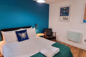 En eller flere senge i et værelse på City SuperHost Stunning Northern Quarter Apartment