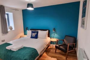 En eller flere senge i et værelse på City SuperHost Stunning Northern Quarter Apartment