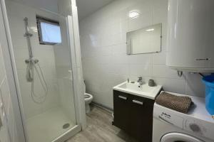 een badkamer met douche, wastafel en toilet bij Le Baheux Urbain in Le Havre