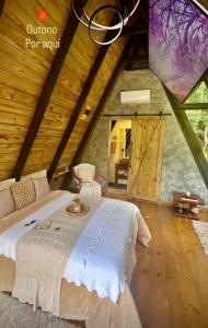 una camera da letto con un letto grande in una mansarda di Sitio Lar da Terra a São Roque