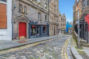 a cobblestone street in a city with buildings at Cozy Apt at Edinburgh Castle, Parking in Edinburgh