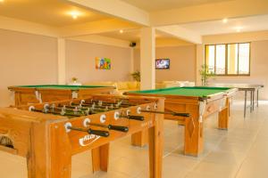 Ein Billardtisch in der Unterkunft Morro do Sol Hotel & Eventos