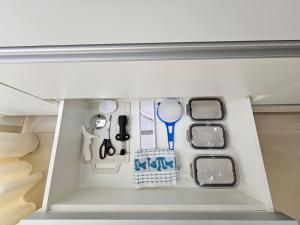 a drawer in a rv with tools in it at Lindissimo Flat 101 a uma esquina Flamboyant Shop in Goiânia