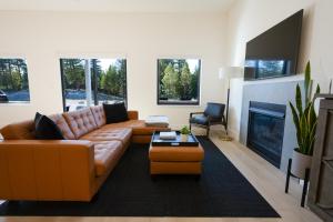 un soggiorno con divano e camino di Lakeside Crest Estate Cottages a Lakeside