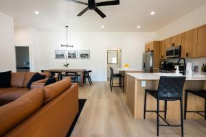un soggiorno e una cucina con un divano e un tavolo di Lakeside Crest Estate Cottages a Lakeside Altre 36 foto