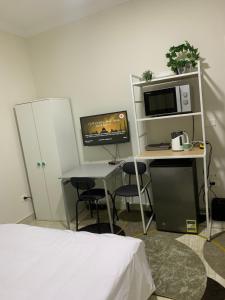 Un dormitorio con una computadora y un escritorio con un monitor. en Comfort Suite Near Triumph Luxury Hotel, en El Cairo 47 fotos más