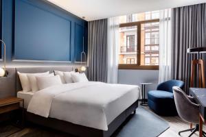 Radisson Collection Bilbao客房内的一张或多张床位