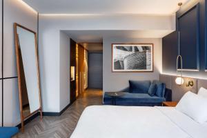 Radisson Collection Bilbao客房内的一张或多张床位