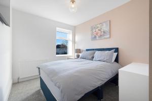 HirstにあるNEW! 2BR in Rowlington Terraceのベッドと窓のある寝室 +27枚の写真