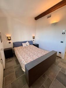 Un dormitorio con una cama grande en una habitación. en Casa Toto Brocchi, en San Remo