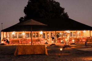 Restaurace v ubytování Glamorous Luxury Camp