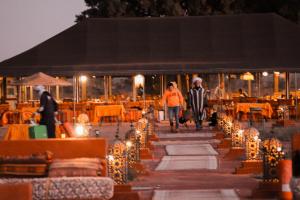 Restaurace v ubytování Glamorous Luxury Camp