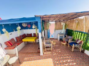 Posezení v ubytování Studio Narjiss avec terrasse