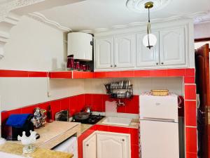 Kuchyň nebo kuchyňský kout v ubytování Studio Narjiss avec terrasse + 6 fotografií