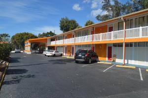 a car parked in a parking lot in front of a motel at Tarpon Inn in Tarpon Springs