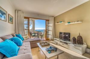 a living room with a couch and a tv at Ideal Property Mallorca - Dali 127 in Port d'Alcudia