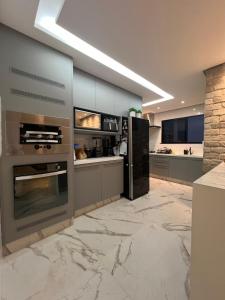 Kuchyň nebo kuchyňský kout v ubytování Luxuoso Apartamento para a COP30