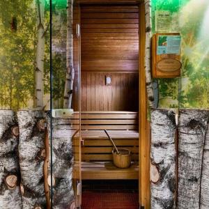 a room with a sauna in a tree house at Holzschuhs Schwarzwaldhotel in Baiersbronn